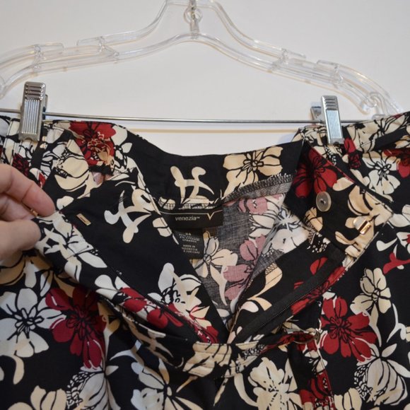 VENEZIA TM Floral Print Black-White-Red Capris Zip-Hook-Button Closure Belt 24 - Picture 4 of 7